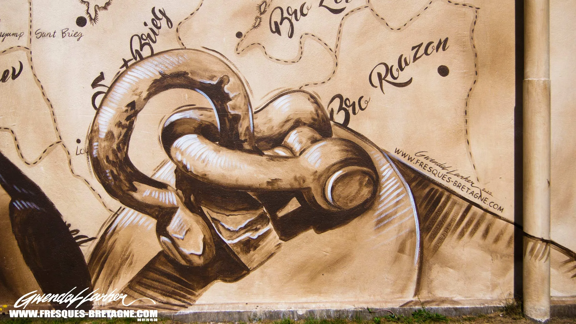 Dessin mural extérieur décorant le site industriel de la distillerie Warenghem, entreprise à Lannion